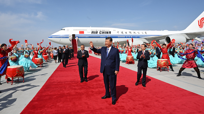 习近平率中央代表团抵达乌鲁木齐出席新疆维吾尔自治区成立70周年庆祝活动